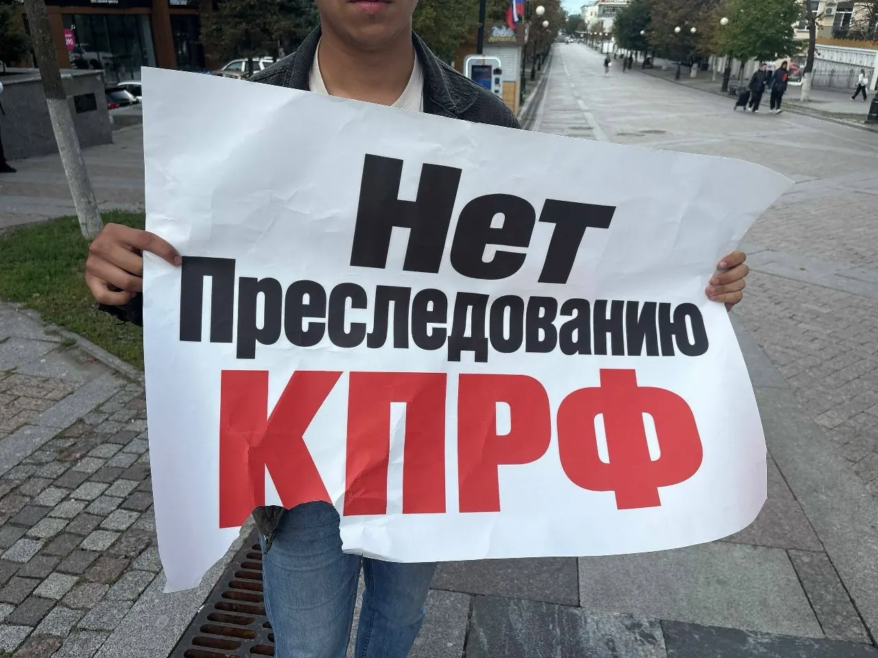 Неизвестные напали на участников пикета в Пензе, порвали плакат и попытались забрать телефон у активиста; заявлено в полицию. В регионе зафиксированы случаи давления на КПРФ.