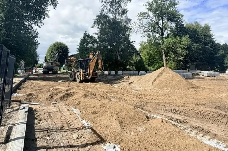 В Полесске завершаются работы по благоустройству привокзальной площади и реконструкции сквера — обещано завершение до конца года.