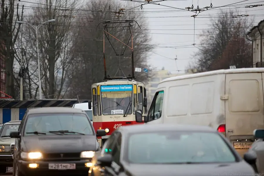 На городском совете транспорта обсудили влияние аварий на расписание трамваев и безопасность путей: стороны спорят о влиянии на движение автомобилей и необходимости изменений инфраструктуры.