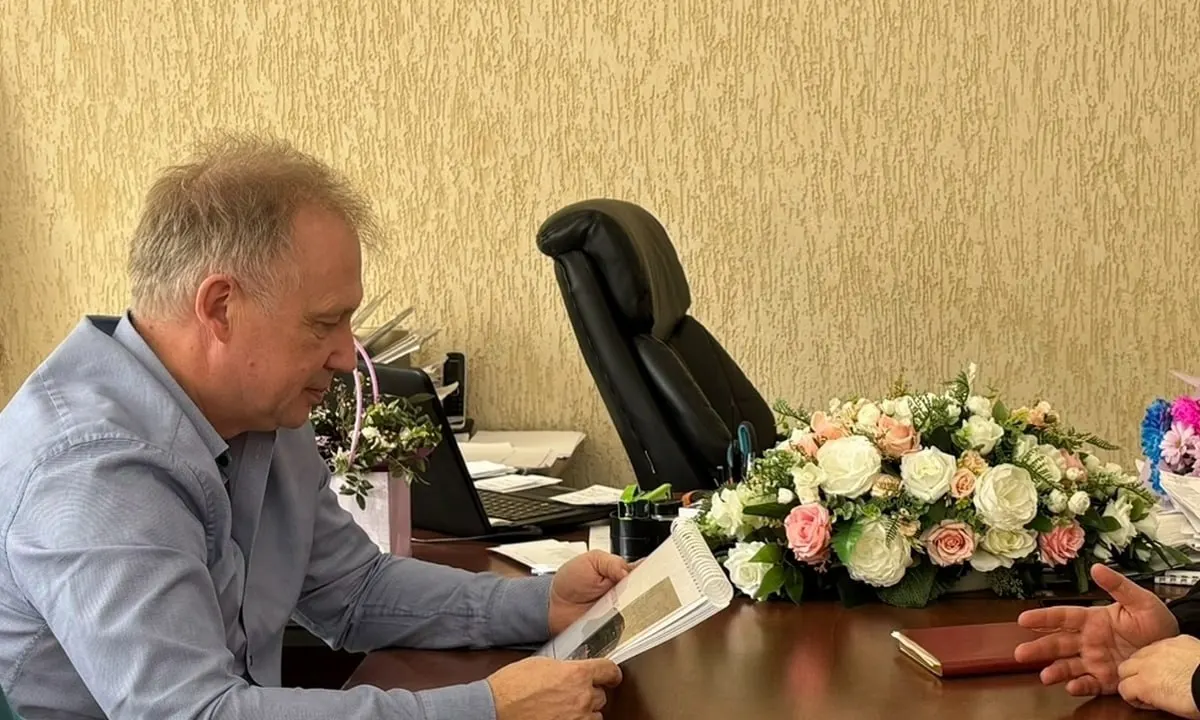Прокуратура сообщает о конфликте интересов: контракты на поставку лекарств на сумму свыше 63 млн рублей заключались с участием супруги руководителя; должность уволена за утрату доверия.