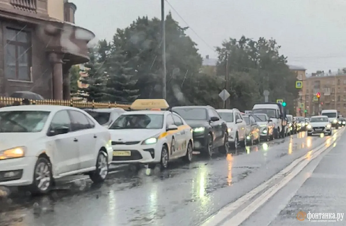 В городе обсудили ситуацию с длинными очередями у АЗС и новые подходы к фиксации нарушений; пока жалобы на штрафы за простои не поступали.