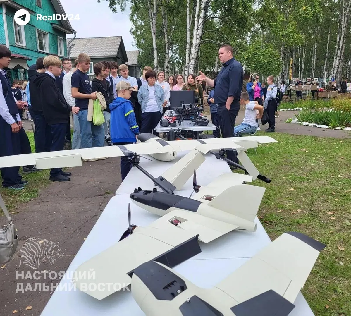 В Хабаровском крае для школьников организована выставка беспилотников и роботизированных систем, на которой рассказали о применении дронов и перспективах инженерного обучения.