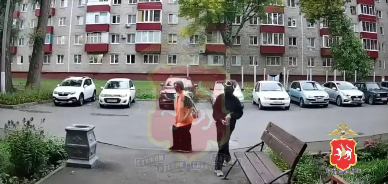 Трое несовершеннолетних пытались снять замок с подвала, надели маски и очки; распыление газового баллончика, после чего полицейские нашли нарушителей, родители привлечены к протоколам.