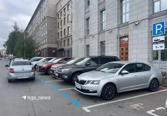 В центре города вводится платная парковка: синяя разметка обозначает границы зоны, рассчитана на 106 мест, тариф — 100 руб./час; старт введения — 25 октября; режим работы: понедельник–суббота 06:00–23:00, воскресенье — бесплатно.