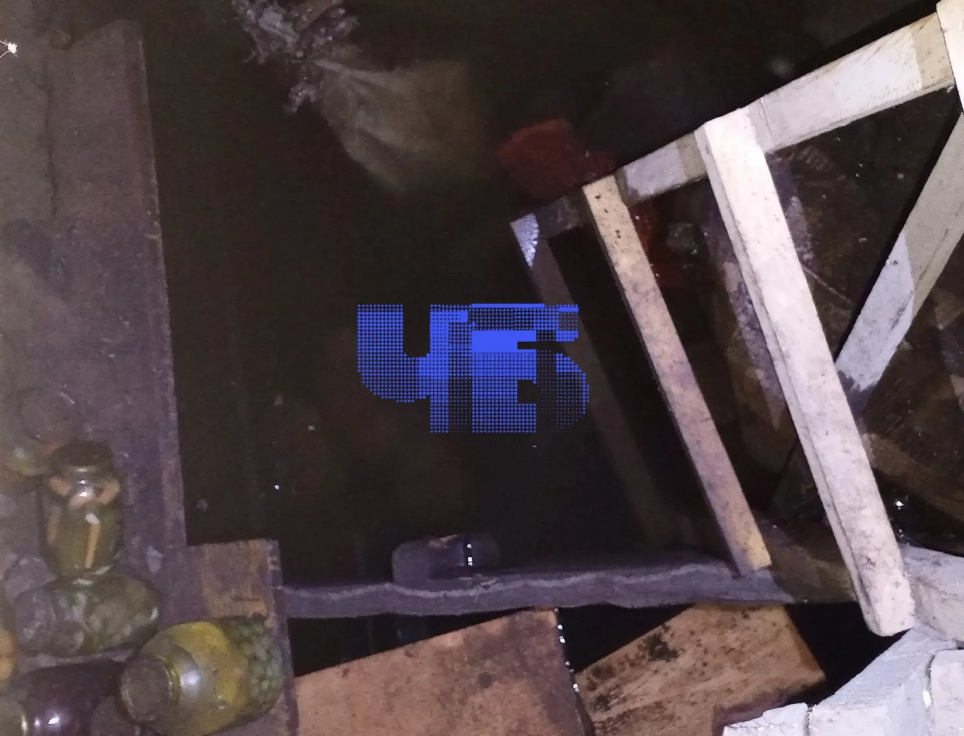 Из-за перебоя водоснабжения жители пяти домов по улице Кадиевской вынуждены запасаться питьевой водой; подтопления подвалов продолжаются и создают риск повреждения фундаментов.