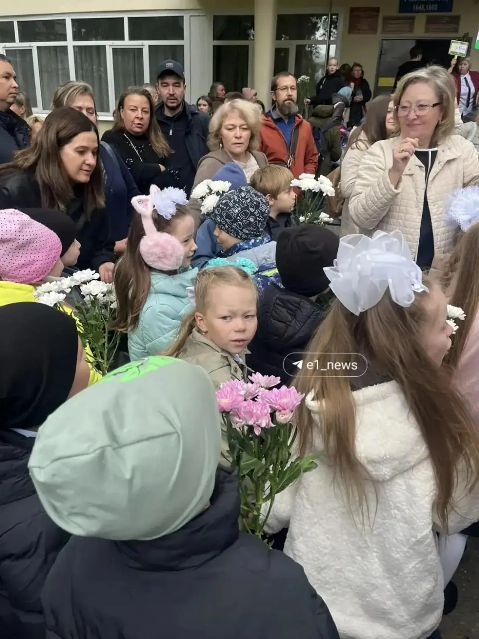 Дочь идёт в первый класс лицея №128; семья подчёркивает важность связи и взаимной поддержки.