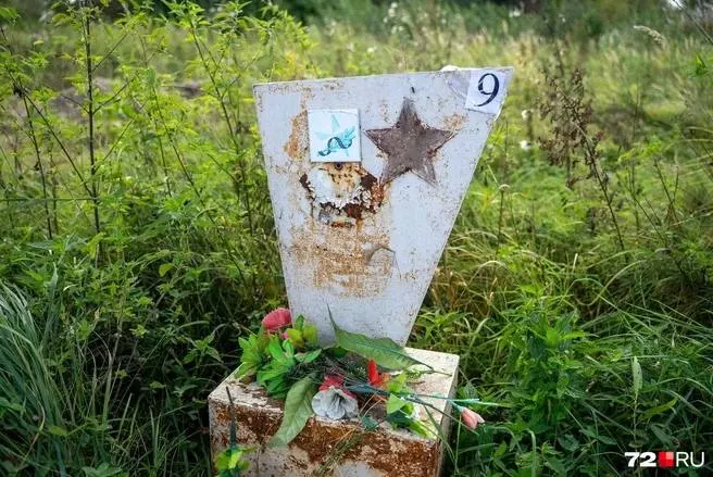 После обвала береговой линии Иртыша в селе Бронниково проводят эксгумацию и перенос захоронений на новое кладбище в Тобольске. На программу выделено 3,2 млн рублей, завершение работ планируется до 30 сентября.