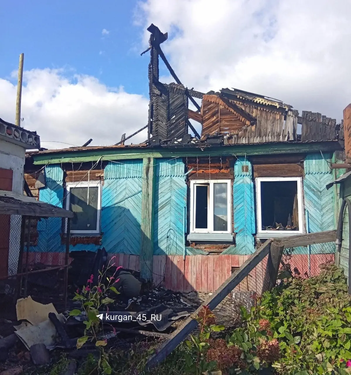 Пожар уничтожил дом и имущество в Кургане; семье до сих пор не выдали справки, необходимые для временного жилья и выплат; сейчас они проживают в половине дома соседей, пока ищут новое жильё.