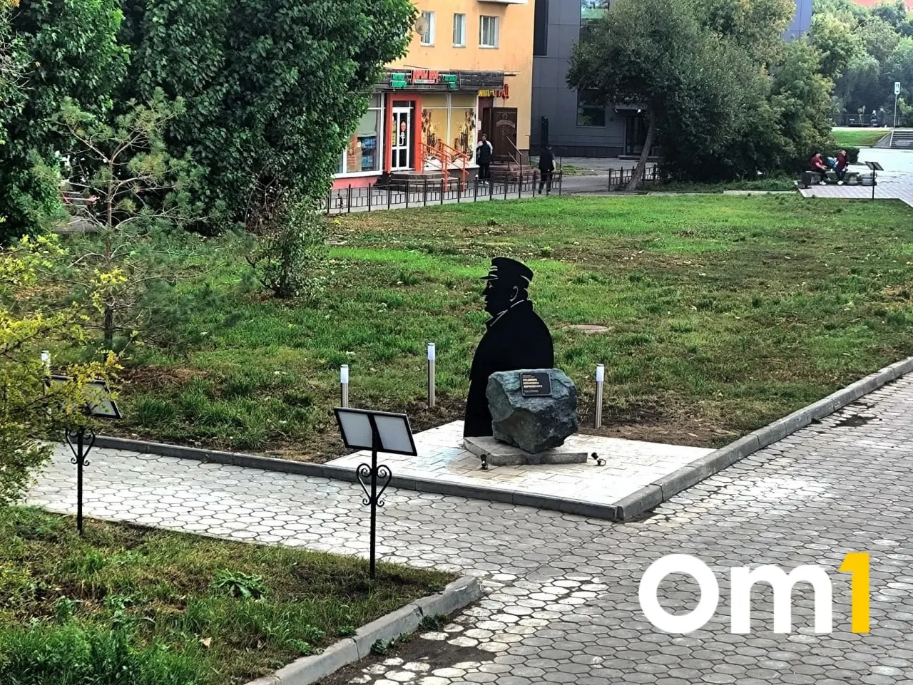 В Омске появился памятник Владимиру Жириновскому. Официальное открытие запланировано на 17 сентября в 19:30. Монумент расположен в сквере, названном в честь политика, рядом размещены таблички с его цитатами.