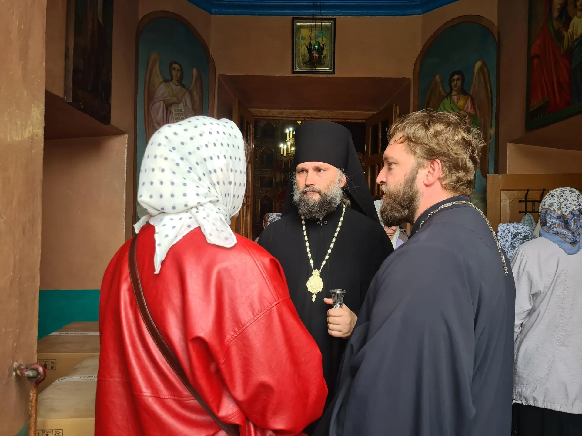Люди обращаются к церкви, сталкиваясь с личной бедой, и епископ Иона говорит о чувстве изоляции в сельских районах.
