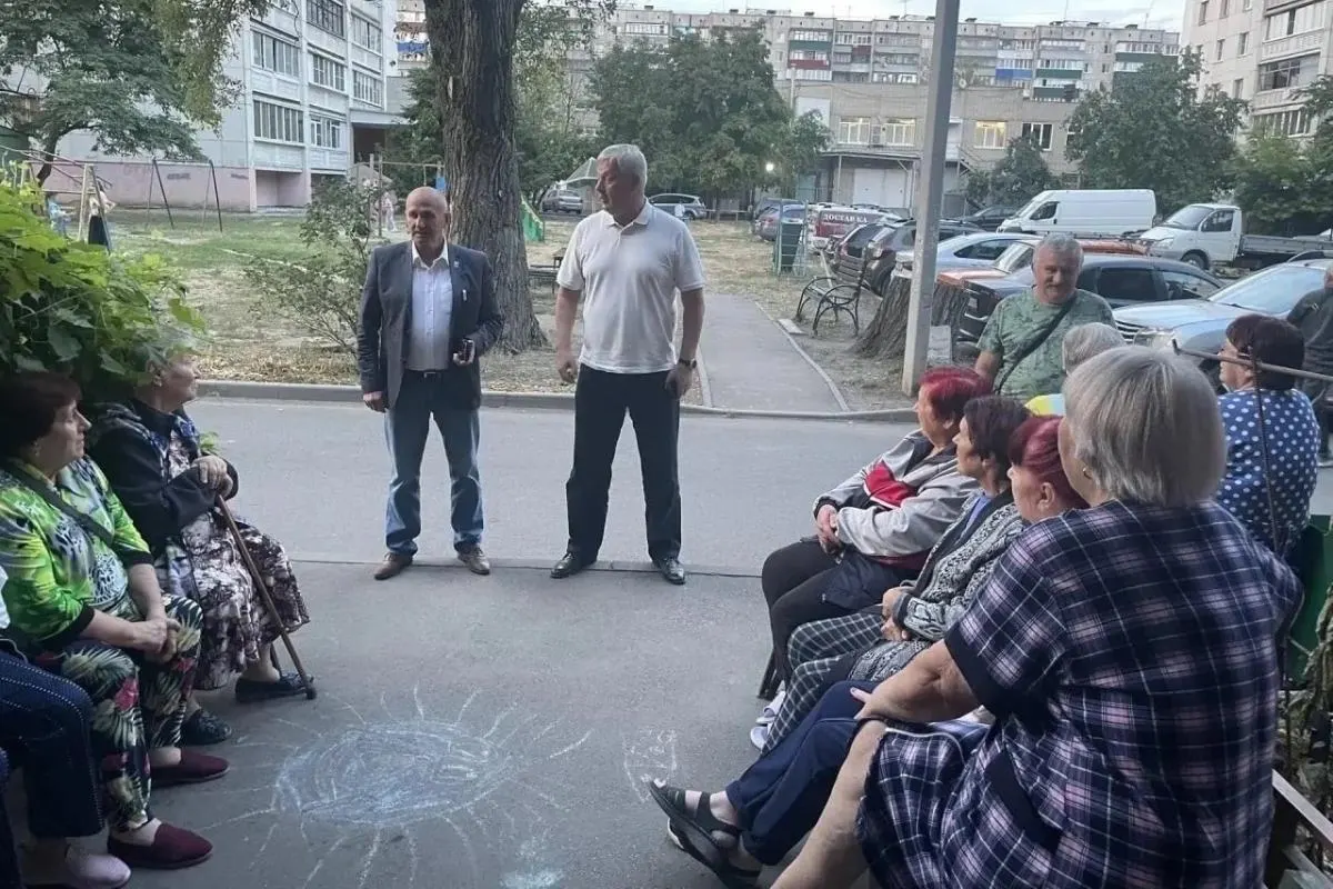 Депутат сообщил, что травма произошла дома во время бытового падения; конфликт с местными жителями не подтверждается.