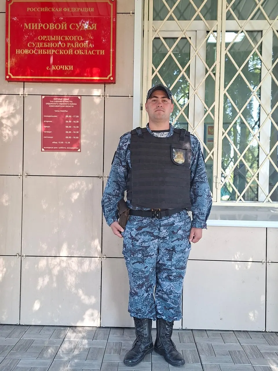 Судебный пристав заметил, как пожилая женщина почувствовала недомогание, оказал первую помощь и вызвал скорую; пострадавшая стабилизировалась.