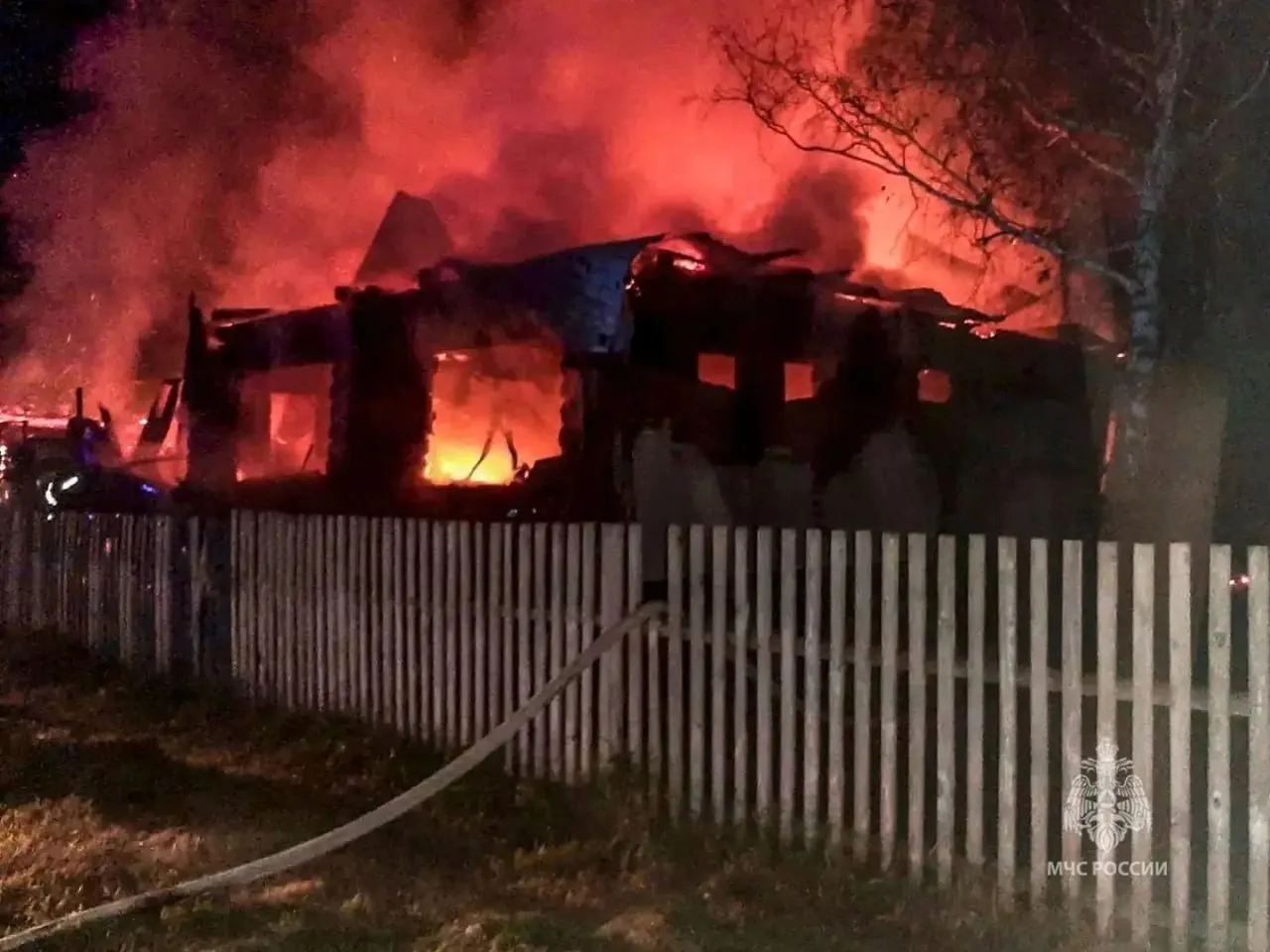Пожар охватил жилой дом, баню и амбар. Мать проснулась и разбудила пятерых детей; 15-летний сын помог матери выбраться через окно. Сейчас мать и сын находятся в больнице, дом непригоден для проживания.