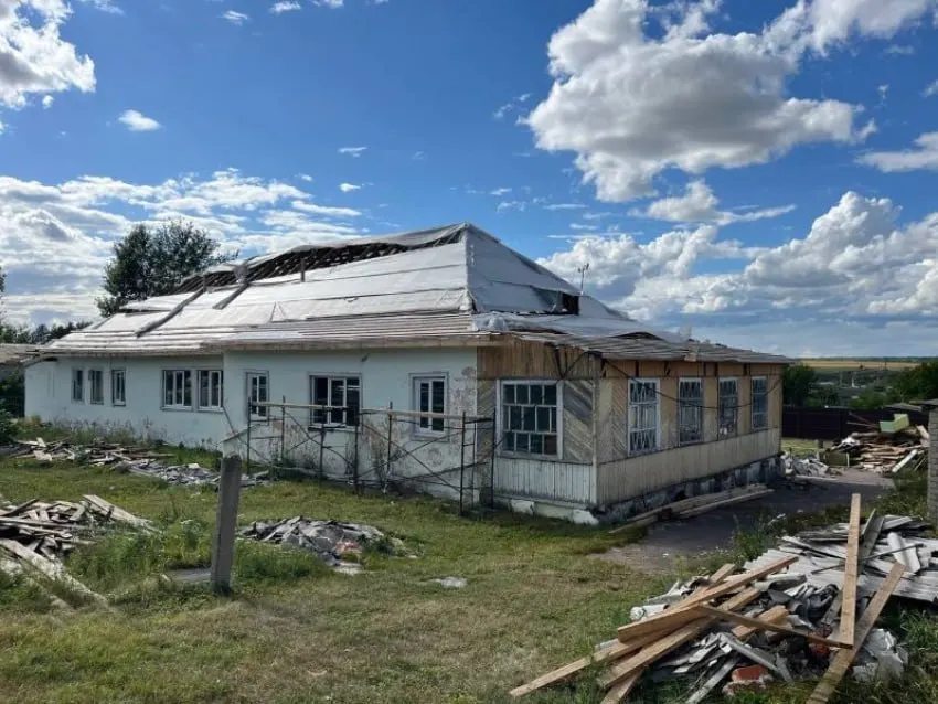 После срыва кровли подрядчиком детсад в Орловом Логу закрывали на ремонт; сейчас прокуратура проверяет закупки и образование.