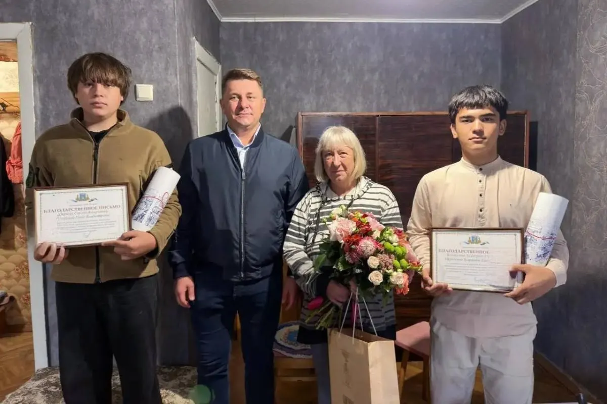 16-летний Рамазон и 14-летний Никита помогали собирать обломки и мусор после массированной атаки беспилотников и получили грамоты, футболки и билеты в парк развлечений.