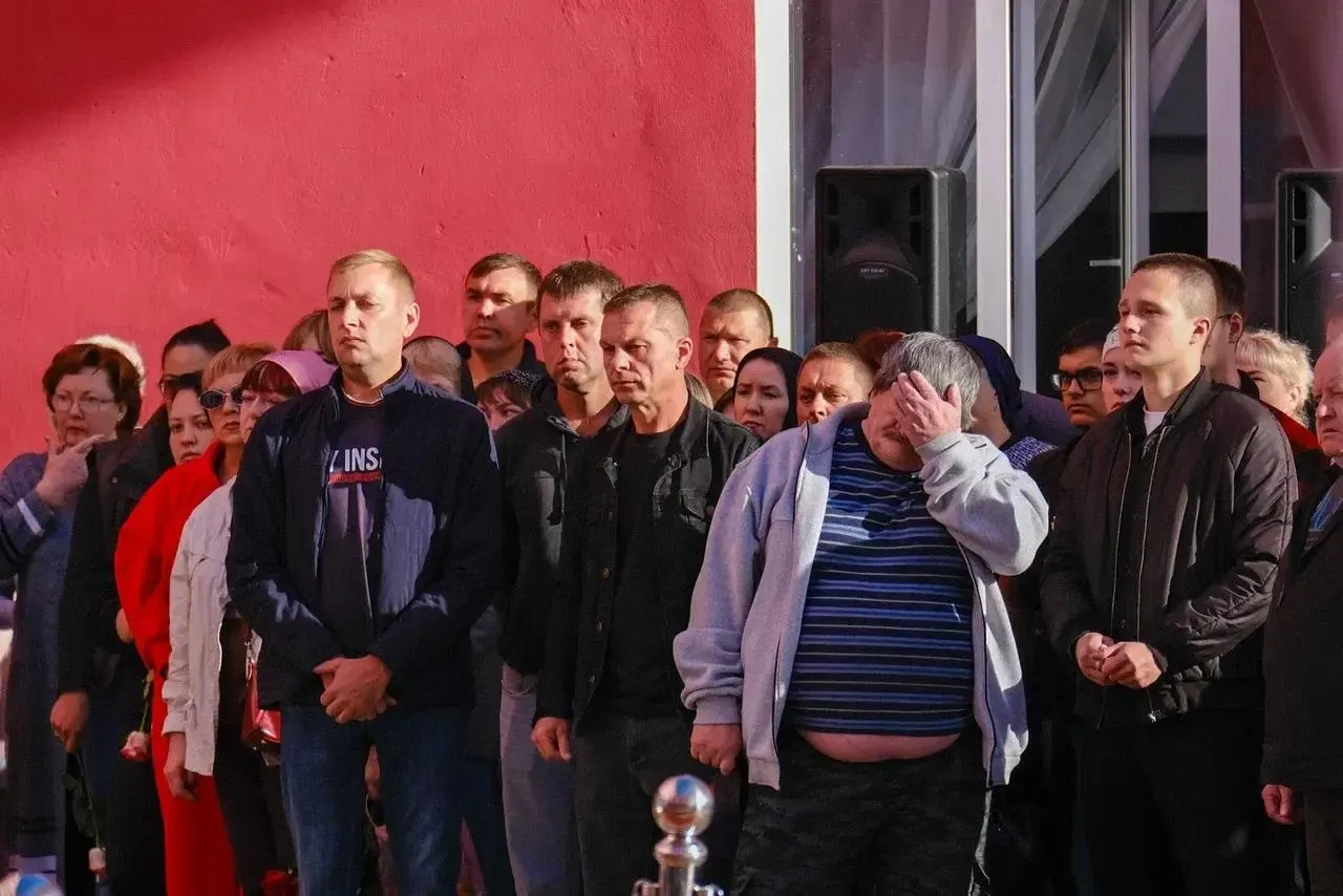 Город Стерлитамак скорбит после пожара в торговом центре; власти пообещали расследование и наказание виновных.