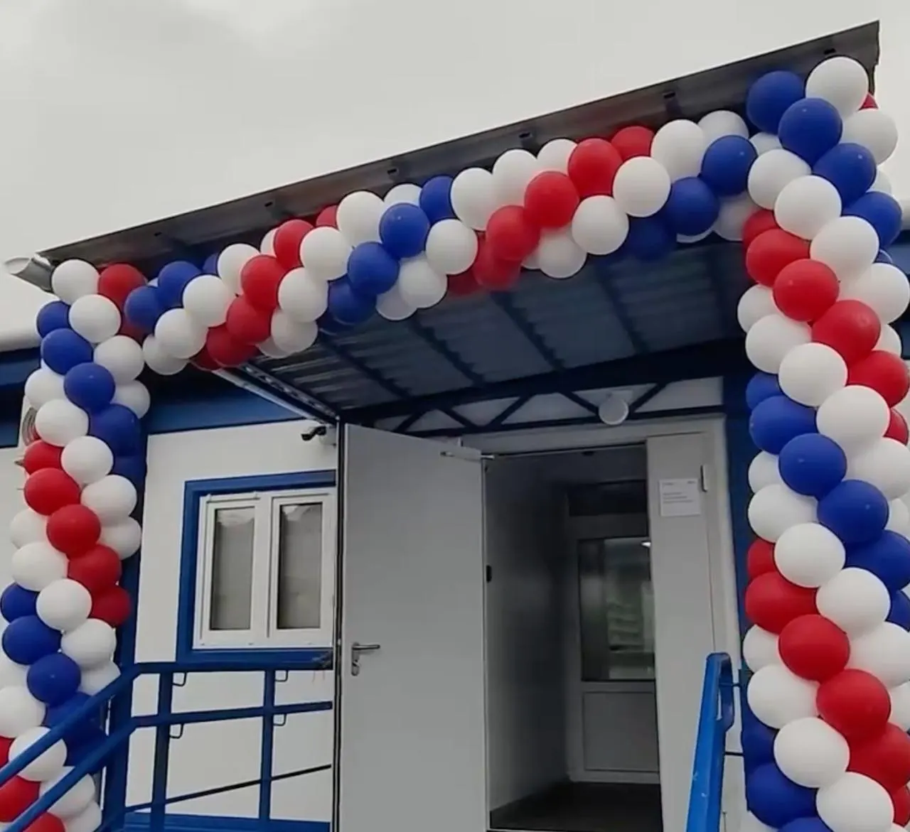 В Ясной Поляне открылась врачебная амбулатория, ещё два ФАПа — в Демьяновке и Ковалёво; планируется запуск модульного ФАПа в Согре; власти подчеркивают роль федеральной поддержки.