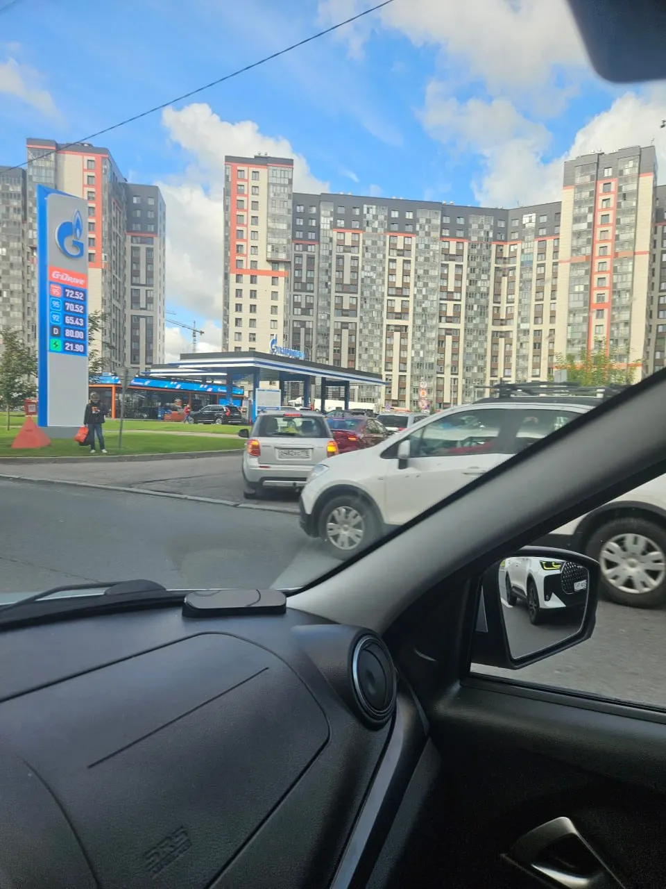 Петербург сталкивается с локальным топливным кризисом: очереди на АЗС и ограничения по продаже бензина.
