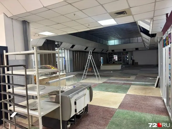 На первом этаже снимают часть торговых зон и закрывают кафе; планируется открытие супермаркета; верхние этажи рынка остаются открытыми. Жители обсуждают перемены.