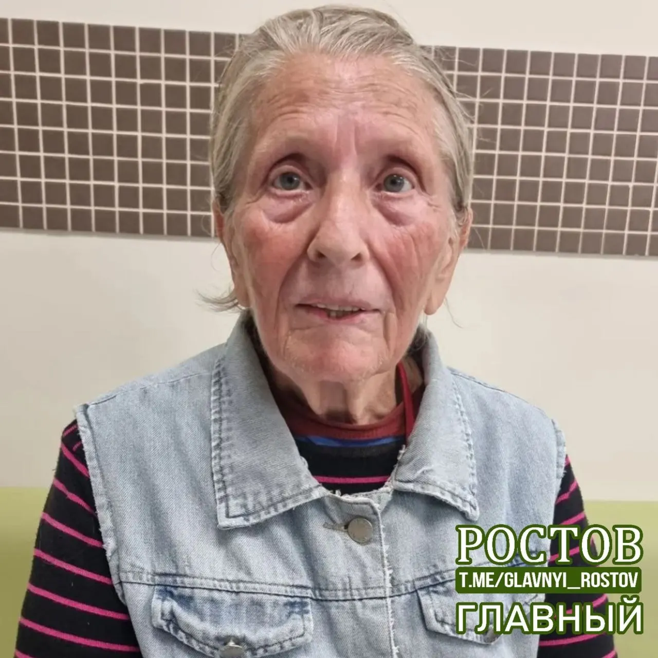 Пожилая женщина оказалась на территории объекта, дезориентирована и не может назвать своё имя; нужна помощь.