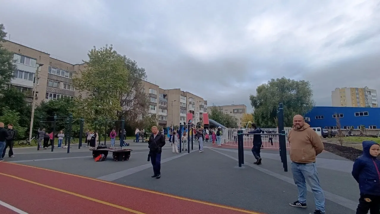 В Московском районе Калининграда открыли новую спортивную площадку и детский городок на улице Дзержинского, 44. Объекты оборудованы для воркаута, баскетбола и игровых площадок.
