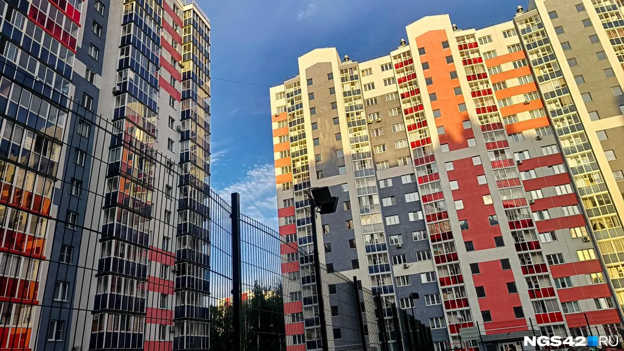 Жители элитного жилого комплекса подают жалобы на коммунальные службы и собираются на собрания, чтобы обсудить проблемы с чистотой, протечками и шумом.