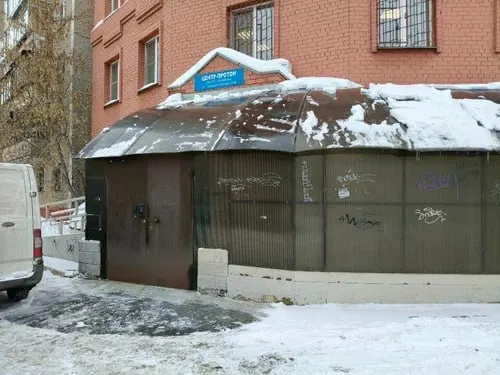 Антимонопольная служба возбудила дело против НПО «Центр-Протон» и партнёров по подозрению в монополизации рынка систем оповещения о пожаре; ускорённая замена оборудования привела к росту расходов бюджета и перебоям в работе соцобъектов.