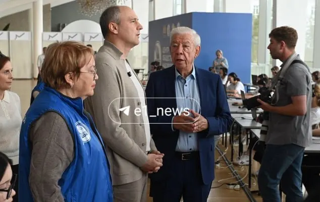 Обсуждают сообщения о препятствиях для наблюдателей и характер внутренней борьбы, которая возникла в регионе, несмотря на спокойствие на участках.