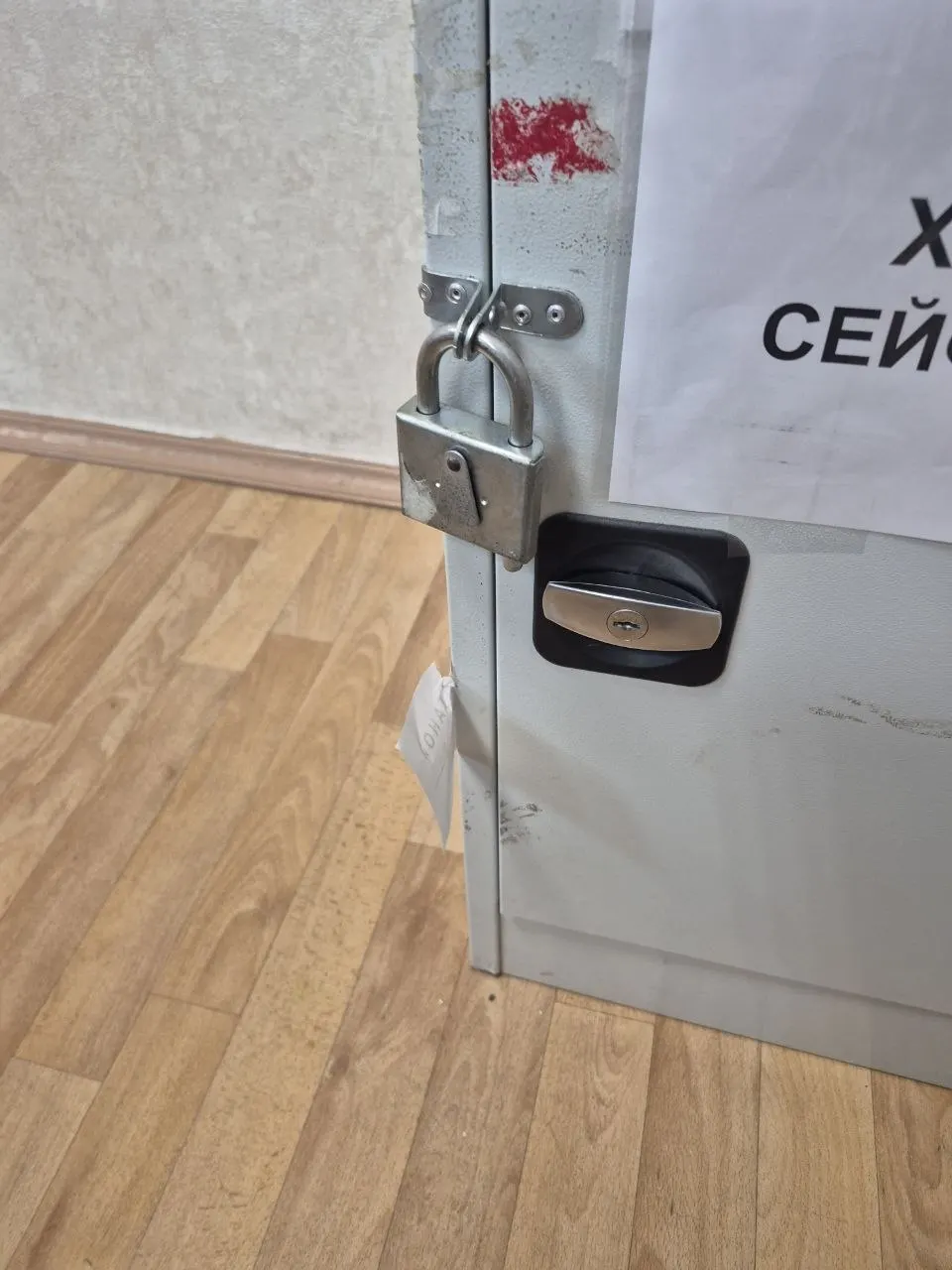 Депутат Самарской губернской думы заявил о вскрытых пломбах на сейфе с бюллетенами и давлении на наблюдателей; он подал заявление о фальсификации выборов.