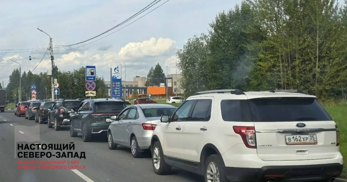 После краткой стабилизации в Череповце снова возник дефицит топлива: на заправках исчезают бензин АИ-92 и АИ-95; там, где он есть, формируются длинные очереди, иногда ночами. На отдельных АЗС продают АИ-98 примерно по 100 рублей за литр; ограничений на покупку пока нет.