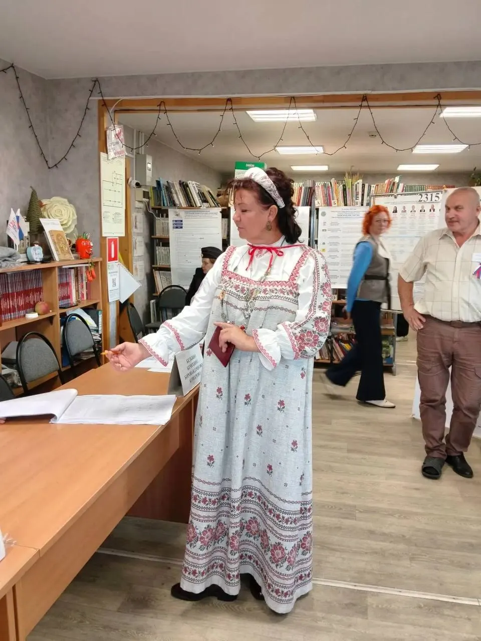 Жители Ярославской области приходят на участки в ярких нарядах, превращая голосование в праздник стиля и настроения.