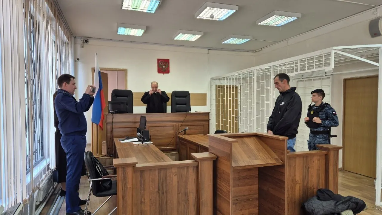 34‑летний Алексей Пикалов получил 1 год и 8 месяцев колонии за видео шествия и оскорбления памяти защитников Отечества.