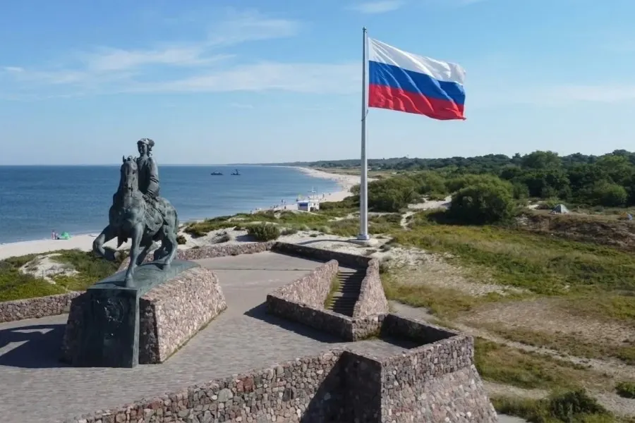 На берегу Балтийска привезена 39-метровая флагшток-конструкция; монтаж запланирован в рамках празднования региона; помимо флагштока будут оформлены восемь цветников и два мурала.