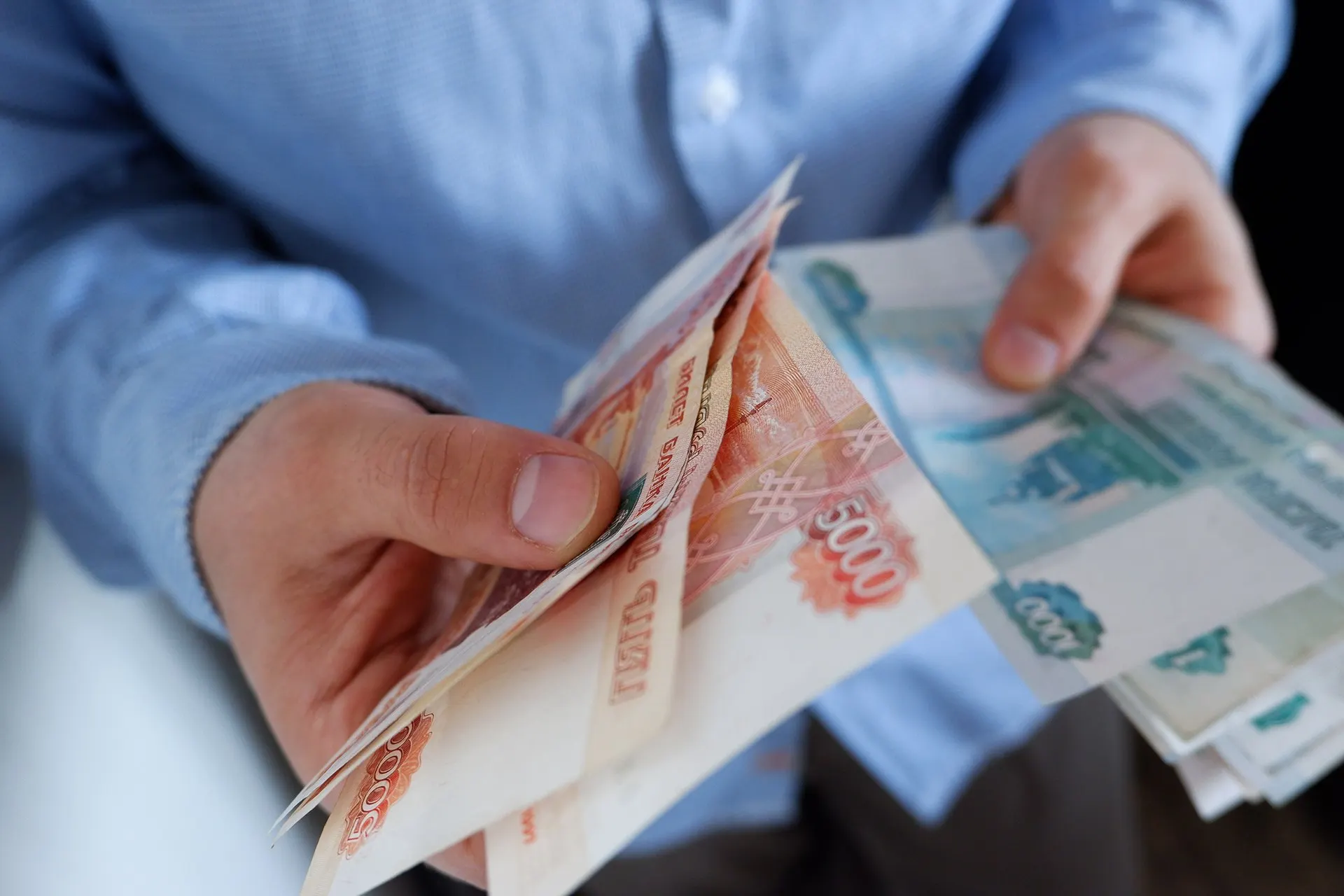 После вмешательства судебных приставов должник выплатил долг в размере 21 млн рублей; ему грозили арест счетов.