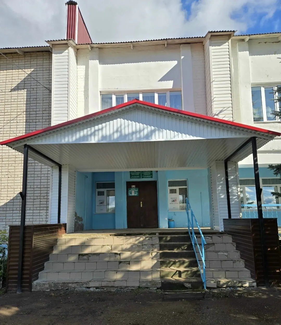 Завершены работы по обновлению входной группы сельского Дома культуры в рамках программы Реальные дела; объект готов к посещению.