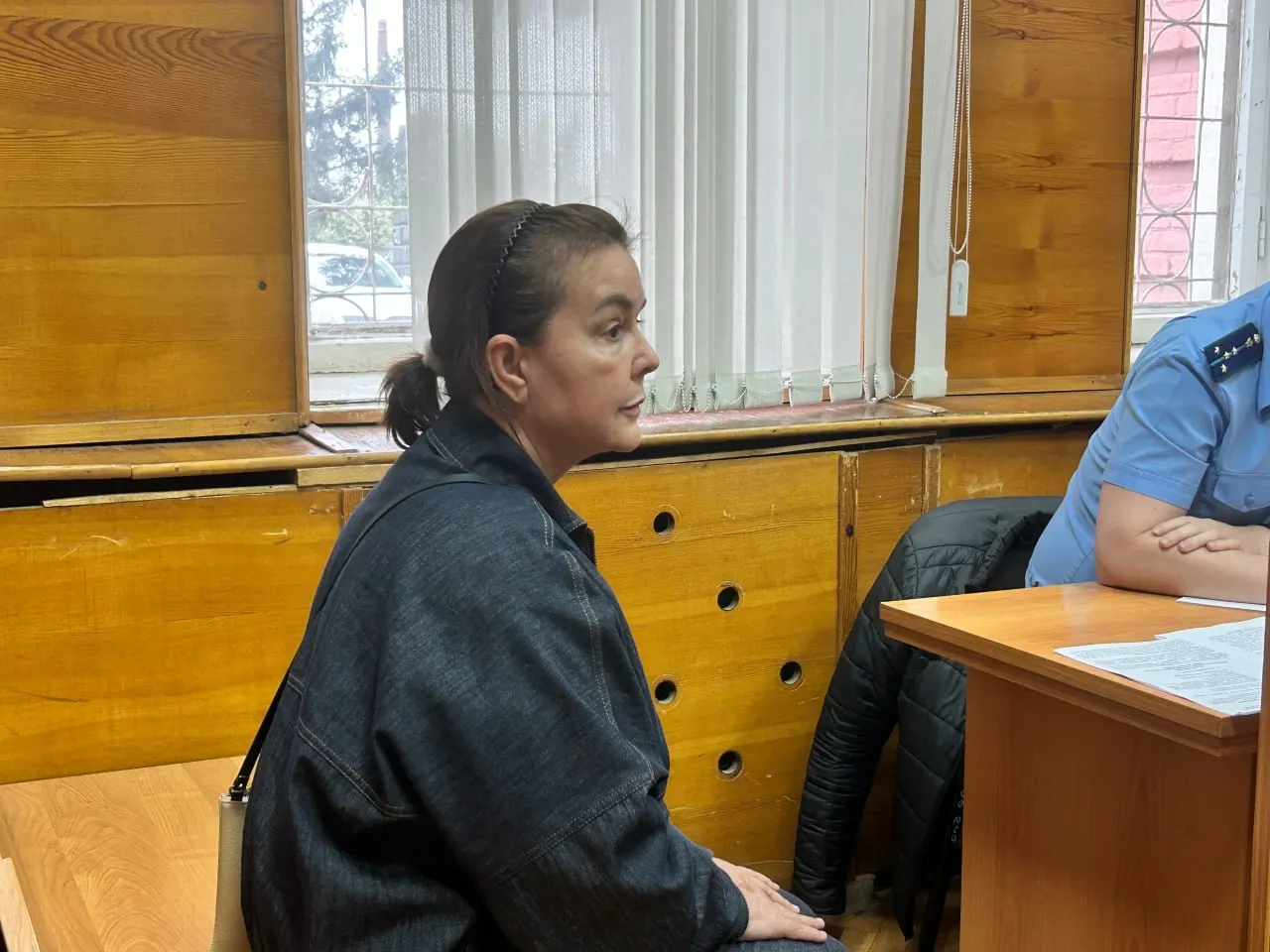 По делу об энергокарманной схеме фигурантке изменили меру пресечения из‑за травмы; она утверждает, что получила перелом в январе и до сих пор испытывает боль.