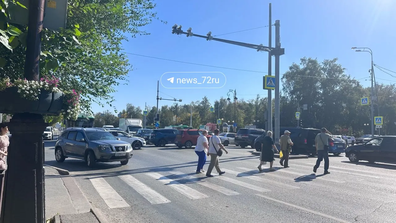 На перекрестке между улицами Республика и Холодильной светофор не работает. Водителям и пешеходам следует соблюдать осторожность.