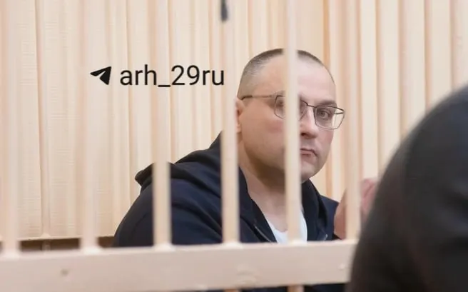 Алексей Литвинюк пробудет под стражей до 2 ноября. Адвокат просил перевести его под домашний арест из-за проблем с сердцем. Обвинение — посредничество при передаче взятки свыше 24 млн рублей; дело слушается вместе с экс-министром здравоохранения Александром Герштанским.