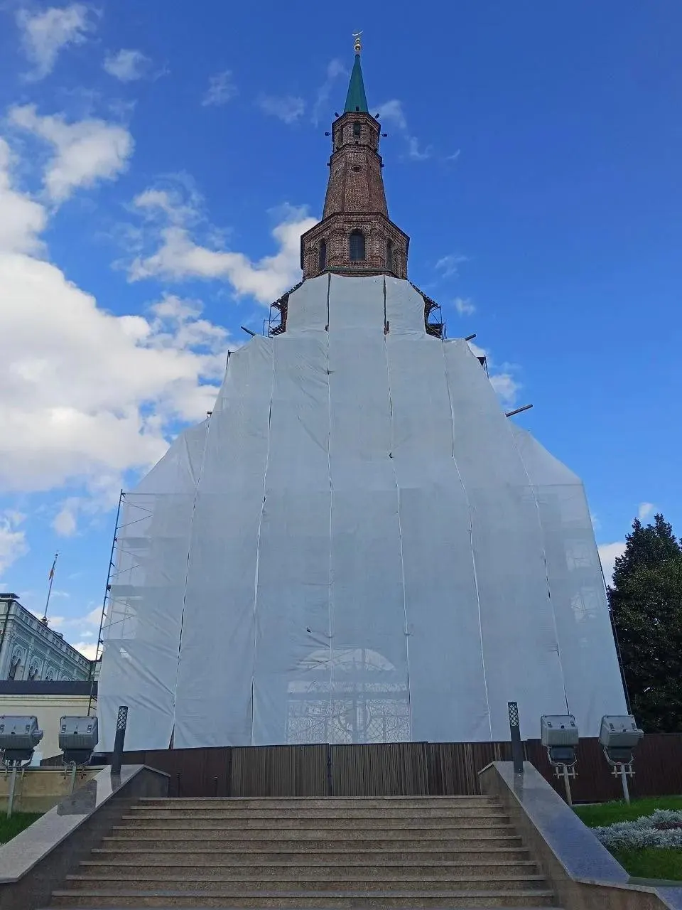 Во время работ на Казанском кремле башню оборачивают защитной сеткой ради безопасности рабочих и посетителей.