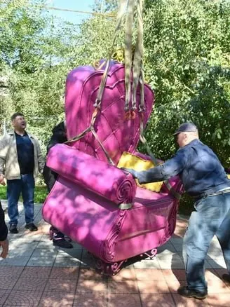 После демонтажа оригинальной композиции арт‑объект передан в парк Дома офицеров и установлен как новая достопримечательность.