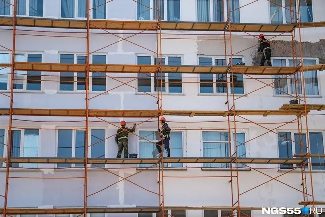 Следственный комитет расследует обстоятельства гибели на строительном объекте; погибший выполнял фасадные работы.