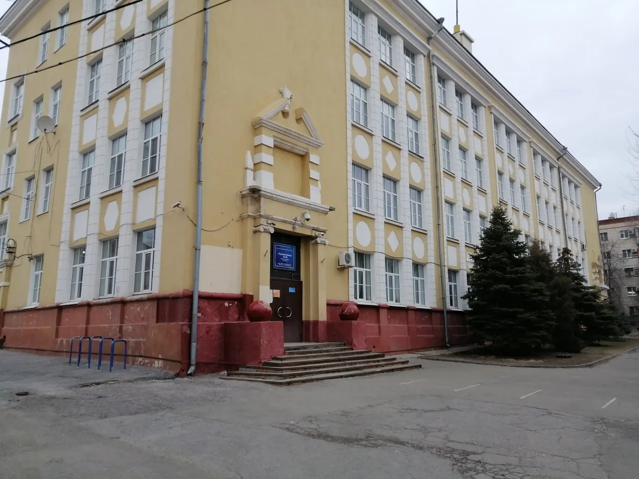 Инцидент произошёл в школе накануне начала учебного года. Ремонт здания проведён незадолго до занятий, сейчас проводится проверка причин обрушения.