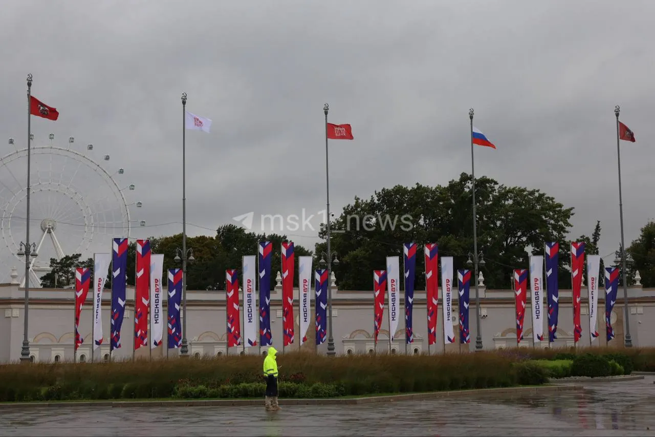 Москва отмечает День города под дождём: горожане продолжают гулять в парках и на ВДНХ.