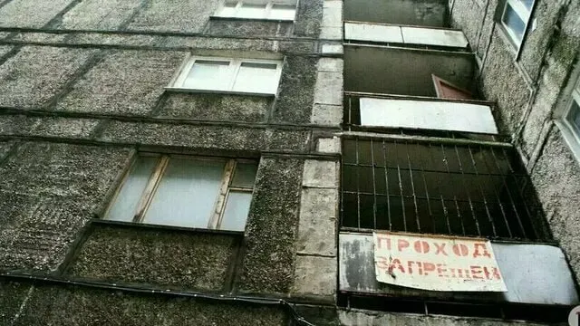 Проект демонтажа аварийного дома №70 получил отрицательное заключение экспертизы. Здание пострадало ещё во время землетрясения 2004 года, жителей расселили, а в 2026 году ситуация вновь вышла на повестку дня.