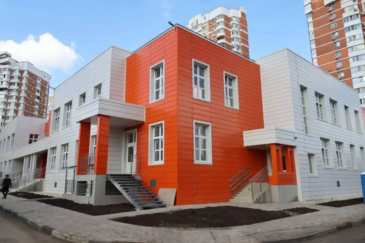 Детский сад на 180 мест возводят в ЖК «Новый город» в Юбилейном микрорайоне Краснодара; запланирован ввод в эксплуатацию к концу 2026 года после проверки властей.