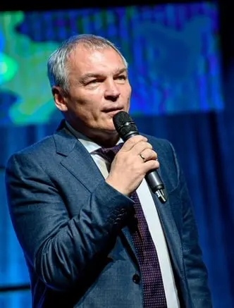 Эсер Юрий Григорьев победил в Забайкалье и пообещал работать над здравоохранением, дорогами и поддержкой семей; в новый созыв Госдумы впервые попали участники СВО, что подчеркивает изменение состава парламента.