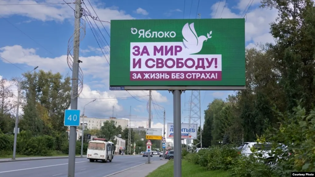 Суд отменил регистрацию 75-летнего Владимира Атаманчука на выборах за предполагаемую экстремистскую агитацию; иск подал соперник от другой партии. Это уже 19-й кандидат от Яблока, снятый с выборов.