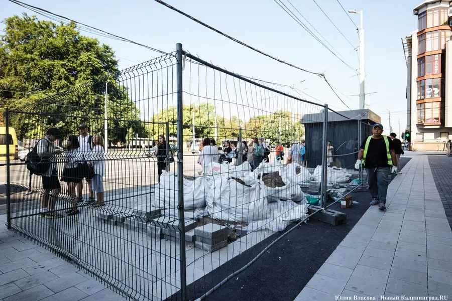 Финансирование программы ремонта тротуаров в городе сохраняется; программа продолжит работу в 2027 году и далее, полный перечень работ будет опубликован.