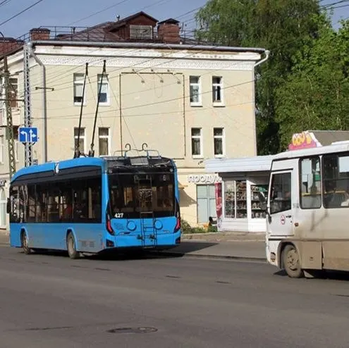 После жалоб жителей обновили схему движения: автобусы и троллейбусы теперь работают по новой карте маршрутов.