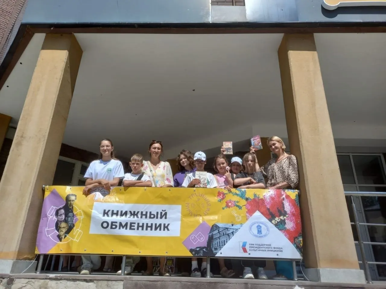 Горожане смогут обменять книги за 100 рублей. Собранные средства пойдут на благотворительность. Для детей организуют отдельный стол, а за стишок — конфета от Книжной феи. Также будет мини-барахолка и сбор макулатуры.